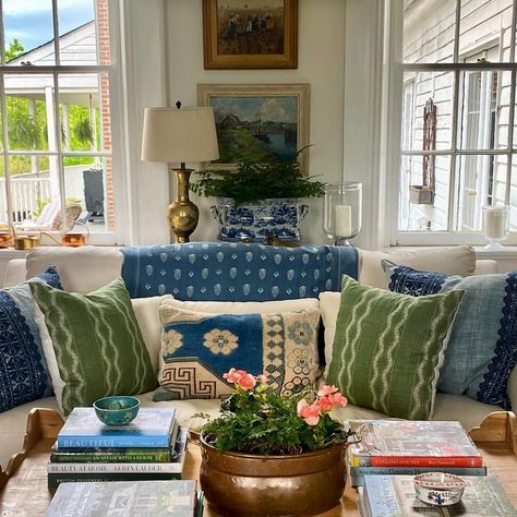 Velvet Art (@velvetart7_) • Instagram photos and videos Hydrangea House, Blue And Green Living Room, Southern Home Decor, Arch Wall Mirror, Velvet Art, Chinoiserie Decor, Arch Wall, Living Room Green, Southern Home