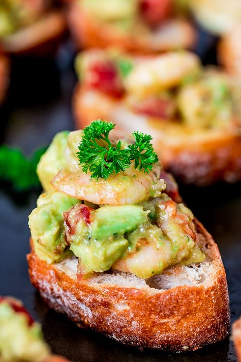 Garlic Prawns and Avocado Crostini _ Creamy garlicky and lemon infused prawns and avocado on crispy crunchy toasted bread. Perfect for lunch, for a snack or for an appetizer idea! Avocado Crostini, Crostini Appetizers, Garlic Prawns, Garlic Shrimp, Healthy Appetizers, Seafood Dishes, Yummy Appetizers, Appetizers For Party, Clean Eating Snacks