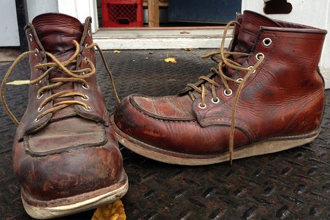 Fade of the Day - Red Wing Classic Moc No. 875 (14 Months). Go to: http://hddls.co/fotd-red-wing-no875 Redwing 875, Red Wing 875, Red Wing Heritage Boots, Boots Outfit Men, Wing Boots, The Fade, Danner Boots, Old Boots, Red Wing Boots