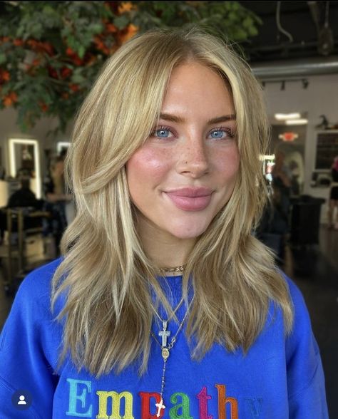 Blonde Hair Color Ideas Short, Blonde Medium Length Hair, Blonde Hair Hairstyles, Medium Length Blonde Hair, Dyed Blonde Hair, Blonde Hair Color Ideas, Honey Blonde Hair, Blonde Hair Inspiration, Golden Blonde