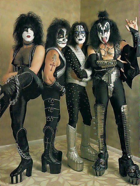 KISS (Reunion-Era lineup). Kiss Band Outfits, Kiss Halloween Costumes, Band Costumes, Kiss Group, Gene Simmons Kiss, Eric Singer, Kiss Costume, Kiss Outfits, Peter Criss