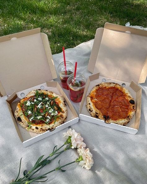 Aesthetics Kitchen, Picnic Date Food, Pizza Dessert, Picnic Planning, Food Junk, Frozen Summer, Picnic Inspiration, Food Aesthetics, Picnic Birthday