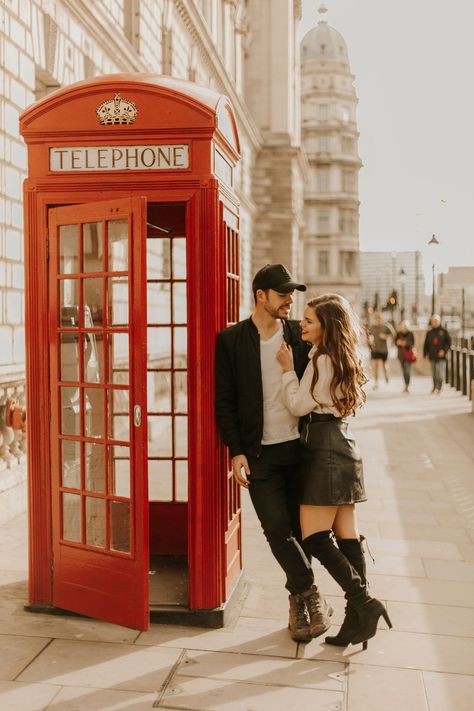 London Photo Ideas Couple, Couple In London Aesthetic, London Couple Pictures, London Couple Aesthetic, London Pictures Ideas, London Photo Ideas, London Couple, Photoshoot London, Red Phone Booth