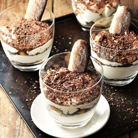 Tiramisu Cups (Low Fat) Tiramisu Cups, Tiramisu Recept, Easy Tiramisu Recipe, Italian Chocolate, Tiramisu Dessert, Healthy Cheesecake, Tiramisu Recipe, Chocolate Shavings, Dessert Cups