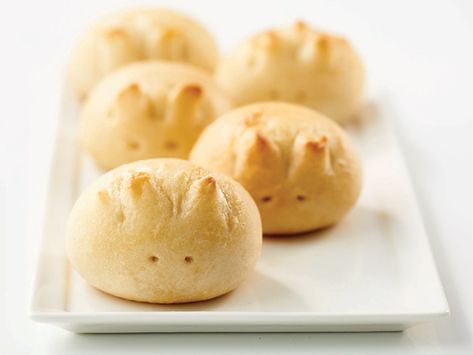 These bunny buns are almost too cute to eat! Adding bunny ears and eyes to Hy-Vee frozen dinner rolls is an easy way to make an Easter side dish a little more festive. Bunny Dinner Rolls, Easter Rolls, Easter Side Dish, Rhodes Recipes, Bunny Rolls, Bunny Buns, Bunny Bread, Frozen Dinner Rolls, Easter Food Crafts