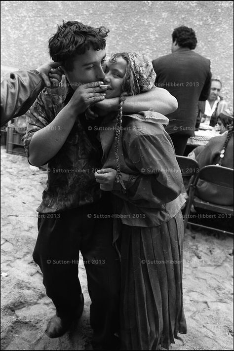 Two Kalderash Roma dance during Romanian Orthodox Easter celebrations in the camp of Sintesti, near Bucharest. Easter is the most important date in their calendar, celebrated with feasting and drinking, music and relaxing for one week. Roma People, Noter Dame, World Cultures, People Around The World, Old Photos, Vintage Photos, Photographer, Celebrities, Anime