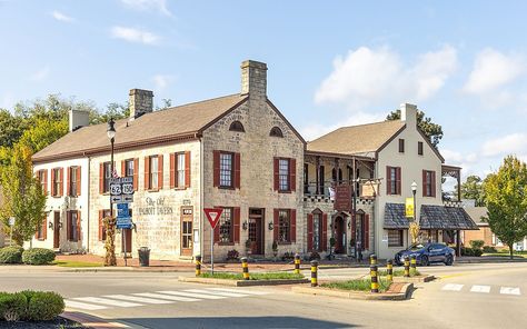 9 Of The Coolest Small Towns In Kentucky - WorldAtlas Bardstown Kentucky, Kentucky Attractions, Kentucky Bourbon Trail, Farm Tour, My Old Kentucky Home, Ohio River, Outdoor Lover, Vacation Ideas, Historic Buildings