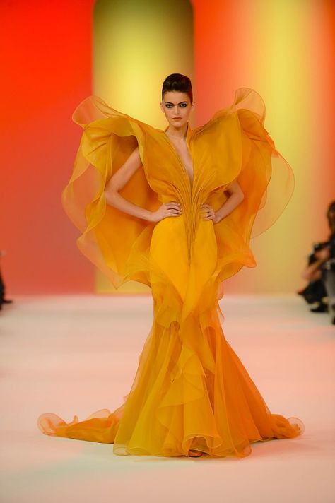 Le 21 janvier, des femmes-fleur et des femmes-papillon se disputaient la vedette lors du défilé du couturier parisien Stéphane Rolland... Haute Couture Paris, Stephane Rolland, Georges Hobeika, Ny Fashion, Couture Gowns, Bridal Inspiration, Spring Summer 2014, Fantasy Fashion, Orange Dress