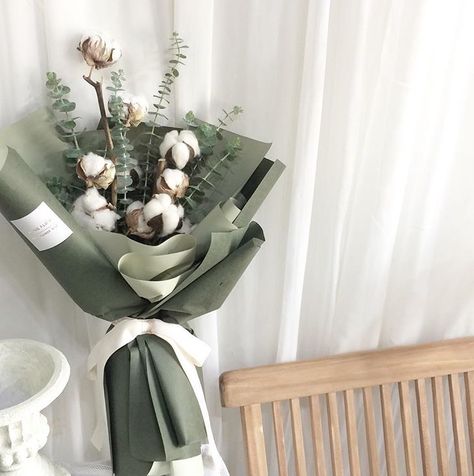 Sage Bouquet, Graduation Flowers Bouquet, Single Flower Bouquet, Flower Boquet, Diy Bouquet Wrap, Bouquet Tutorial, Flower Gift Ideas, Flower Business, Prom Flowers