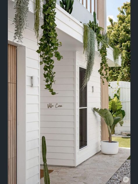 Coastal Farmhouse Exterior, Cascading Plants, Hanging Garden Ideas, Australian Beach House, Weatherboard House, Outdoor Paving, House Cladding, Beach House Exterior, Garden Solutions