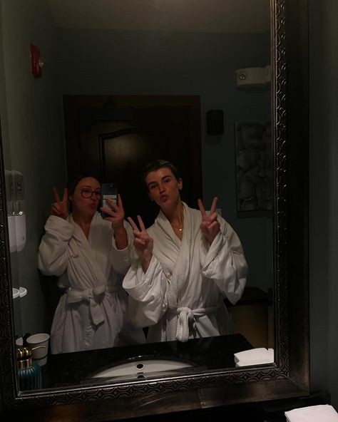 spa day yesterday with my mum and sister🧖‍♀️🤍 Day With Friends Aesthetic, Spa Day With Friends, Winter Spa, Weekend With Friends, With Friends Aesthetic, Tea With Friends, Spa Weekend, Day With Friends, Friends Aesthetic