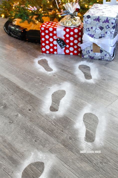 Santa Footprints - make using baking soda & boot stencil. ADORABLE! It takes seconds to do and just a minute to clean up. Reindeer Footprint, Santa Footprints, Christmas Decorating Hacks, Smart School House, Christmas Eve Traditions, Smart School, Santa Plate, Diy Santa, Reindeer Food