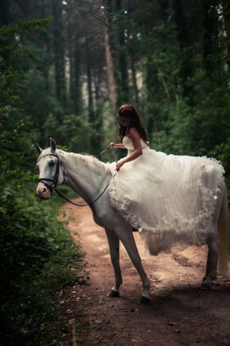 Equestrian Photoshoot, Horse Photoshoot Ideas, Horse Senior Pictures, Horse Photography Poses, Senior Photoshoot Poses, Pictures With Horses, Horse Wedding, Inspiration Photography, Prom Photos