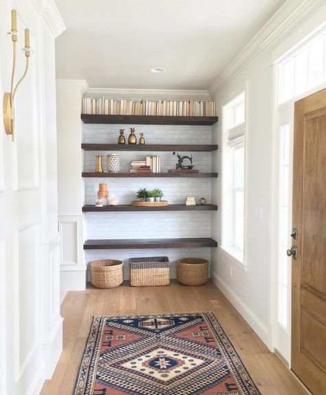 Gorgeous entry with open shelving!  And the rug!! : @designlovesdetail // Heads up ➡️ A Source Guide for Neutral Accent Chairs is up on www.CoastalCollectiveCo.com ⚓️ #LinkInProfile Bookshelves Ideas, Interior Design Living Room Warm, Interior Design Living Room Modern, Interior Design Minimalist, Decoration Inspiration, Style At Home, Quality Pictures, Living Room Colors, Home Fashion