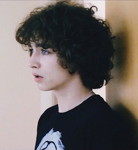 Heath Ledger Curly Hair, Robert Sheehan Photoshoot, Robert Sheehan Side Profile, Robert Sheehan Cherrybomb, Robert Sheehan Aesthetic, Robert Sheehan Misfits, Young Robert Sheehan, Robert Sheehan Fortitude, Robert Sheehan