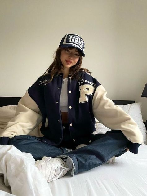 Jaket Baseball Outfit, Senior Jacket Aesthetic, School Jacket Outfit, Hoodie Jacket Outfit, Senior Era, Letterman Jacket Outfit, Old School Jackets, Varsity Outfit, Vintage Jacket Outfit