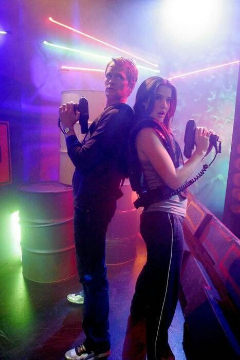 Barney and Robin, laser tag. How I Met Your Mother. Barney E Robin, Barney And Robin, Robin Photos, How Met Your Mother, Robin Scherbatsky, Barney Stinson, Ted Mosby, Mother Photos, Cute Date Ideas