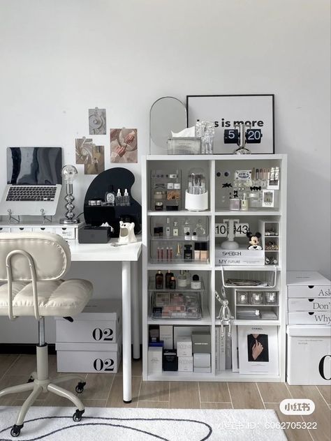 Desk Aesthetic Black And White, Makeup Study Desk, Desk Ideas Aesthetic Minimalist, Room Ideas Makeup Desk, Minimalist Makeup Storage, Aesthetic Makeup Desk Ideas, Desk Setup Makeup, Black And White Korean Room, Aesthetic Storage Room