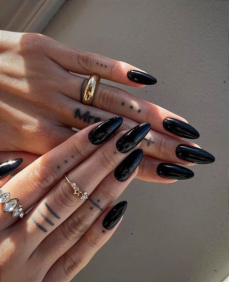 2024 Black New Year’s Nail 16 Ideas: Gold, Silver, and Glamour Bridesmaids Nails, Kutek Disney, October Nails, Nagel Tips, Smink Inspiration, Classy Acrylic Nails, Makijaż Smokey Eye, Black Nail Designs, Thanksgiving Nails