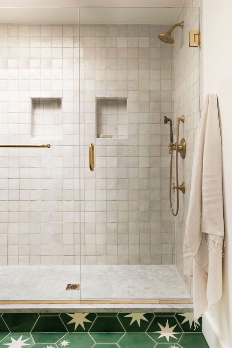 11 Bathroom and Kitchen Zellige Tile Ideas - What Is Zellige Tile Zellige Tile Bathroom, Eclectic Bathroom Design, Subway Tile Showers, Eclectic Bathroom, Contemporary Shower, Bathroom Design Trends, Powder Room Design, Ideas Hogar, Zellige Tile