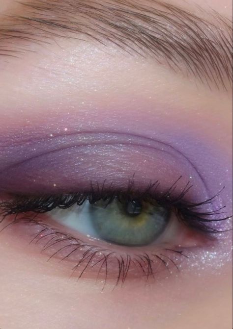 Makeup That Goes With Lilac Dress, Simple Lavender Makeup Looks, Prom Makeup For Dark Purple Dress, Purple Prom Eyeshadow, Purple Fairy Eye Makeup, Purple Subtle Makeup, Lilac And Silver Makeup, Pale Purple Eyeshadow, Soft Lilac Eye Makeup