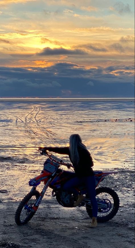 Motocross 
Mxgirl
Motogirl 
KTM
SXF250 
Dirt bikes Dirt Bike Sunset, Ktm 250, Bike Ideas, Four Wheelers, Dirt Bikes, The Sunset, Dirt Bike, Motocross, Bike