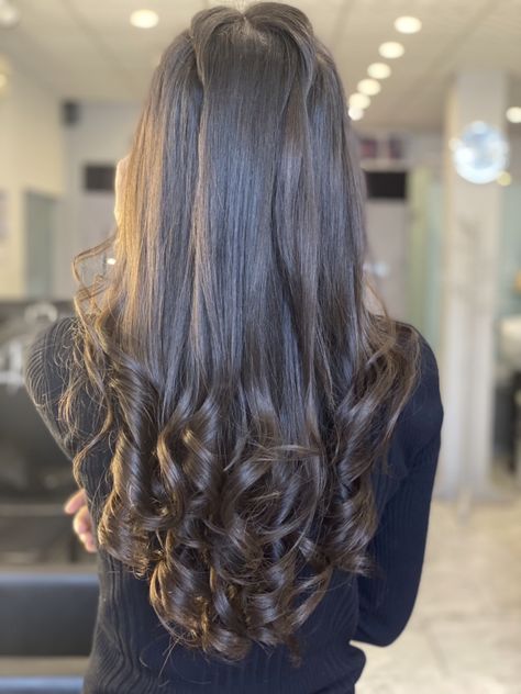 Straight Hair Curled Inwards, Straight Hair Ends Curled, Soft Curls Black Hair, Straight Hair With Curls At The End, Curled Ends Hair, Victoria Beckham Short Hair, Black Hair Curls, Curling Straight Hair, Blow Dry Hair