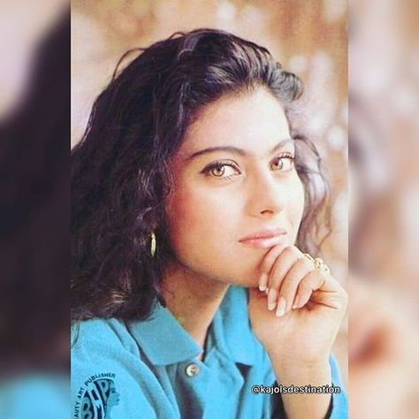 Kajol Saree, 90s Bollywood Actress, 90s Actresses, 90s Bollywood Aesthetic, Juhi Chawla, Bollywood Pictures, 90s Bollywood, Popular Actresses, Vintage Bollywood