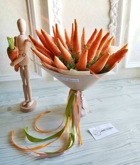 25 Easter Ideas for Original Table Centerpieces with Carrots and Beautiful Flowers Flower Arrangements With Carrots, Carrot Centerpiece Ideas, Carrot Flower Arrangement, Carrot Centerpiece, Carrot Bouquet, Bunny Centerpieces, Carrot Decor, Elegant Table Decorations, Easter Table Centerpieces