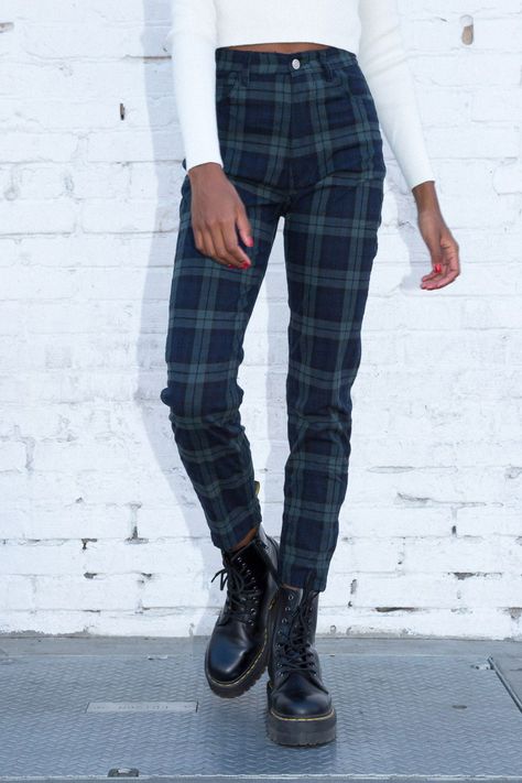 Striped Dress Outfit, Green Plaid Pants, Plaid Pants Outfit, High Wasted Jeans, Winter Skirt Outfit, Jean Trends, Plaid Pants, Light Wash Jeans, Ladies Dress Design