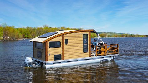 This is a custom tiny house boat built by a woodworker. The couple from Exploring Alternatives convinced him to let them do a tour of it to share with you! Tiny House Boat, Tiny Houseboat, Pontoon Houseboat, Shanty Boat, Houseboat Living, Container Cabin, Boat Building Plans, Micro House, Floating House