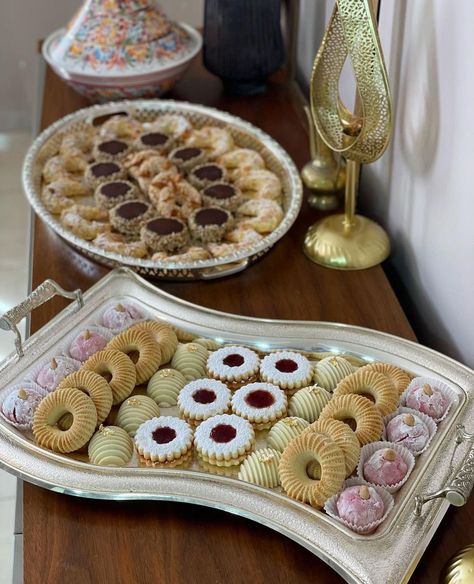 Eid Sweets Table, Eid Vibes, Algerian Sweets, Eid Sweets, Algerian Food, Arab Countries, Traditional Sweets, Eid Food, Algerian Recipes