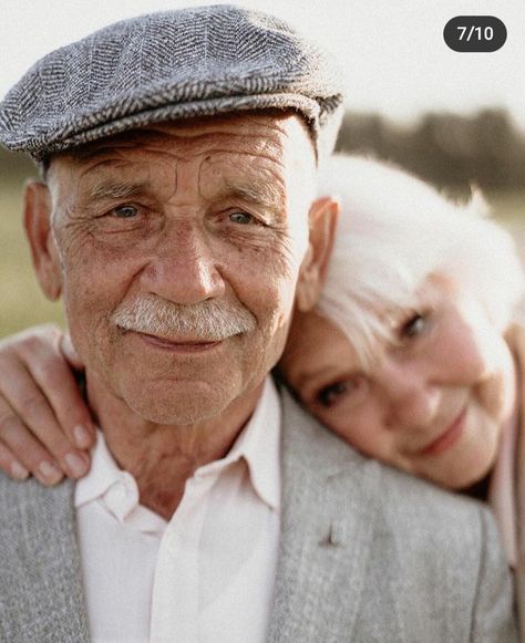 Older Couple Wedding, Couple Photo Pose, Old Couple Photography, Older Couple Poses, Older Couple Photography, Old Couple In Love, Grandparents Photography, Grandparent Photo, Older Couple