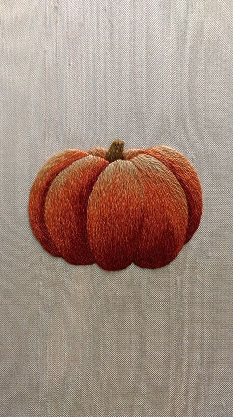 How To Embroider A Pumpkin, Hand Embroidered Pumpkin, Hand Embroidery Pumpkin, Pumpkins Embroidery, Simple Autumn Embroidery, Shading Embroidery, Embroidery Pumpkin, Embroidery Floss Crafts, Embroidered Pumpkin