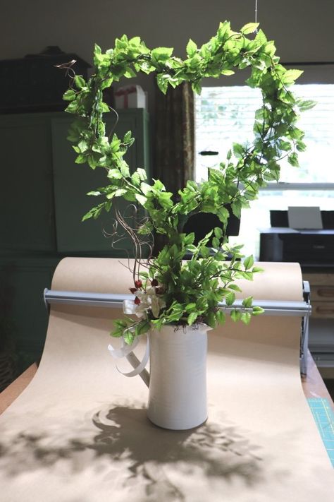 Have you ever bought a beautiful ivy topiary with trailing leaves and put it in the perfect spot in your kitchen only to have the leaves turn brown a week later?Well Heart Topiary Diy, Heart Topiary, Spring Topiary, Ivy Topiary, Dry Floral Foam, Topiary Diy, Nightstand Makeover, Artificial Topiary, Fake Plants Decor