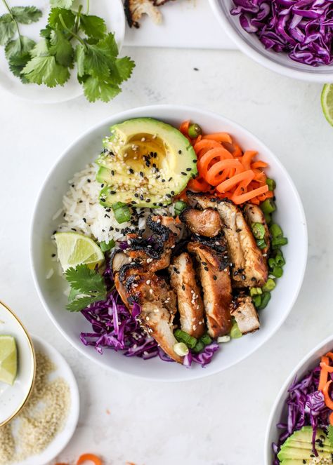 Korean Chicken Bowls - Korean Chicken Bowls Recipe Chicken Bowls Recipe, Rice And Avocado, Chicken Bowl Recipe, Bowls Recipes, Chicken Bowls, Soy Chicken, Korean Chicken, Poke Bowls, Healthy Bowls