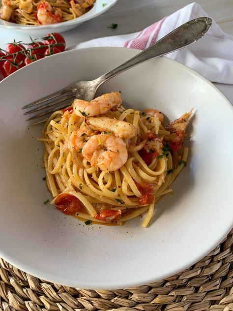 Prawn and Crab Linguine - Spicy and Fresh - Chilli & Life Chilli Prawn Linguine, Chilli Prawn Pasta, Crab Linguine, Prawn Linguine, Seafood Linguine, Prawn Pasta, Chilli Prawns, Prawn Dishes, Spicy Prawns