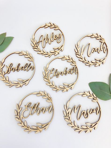 Baby Shower Table Decor, Place Tags, Wedding Name Tags, Baby Shower Table Decorations, Wedding Place Names, Wedding Planning Decor, Wood Name Sign, Birthday Places, Romantic Garden Wedding