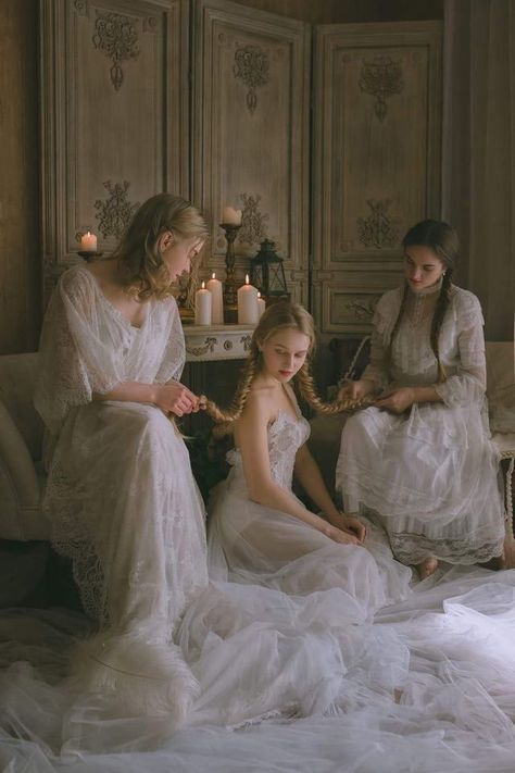 Sitting In Dress Pose, 3 Sisters Aesthetic, 3 Sisters Photography, Women In White Dresses, Archeron Sisters, Era Victoria, Royalty Core, Gaun Abad Pertengahan, Women In White