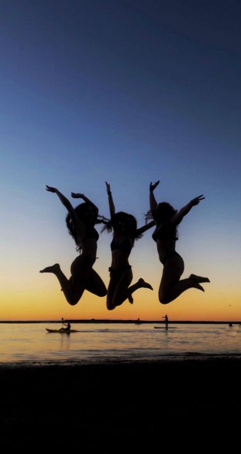 Photoshoot Ideas For Three Best Friends, Cute Beach Pic Ideas Best Friends, 3bff Pictures, Best Friends Photos Trio, 3 Bff Pictures, Trio Summer Pics, Best Friend Pictures Trio, Cute Trio Poses, Three Friends Photoshoot