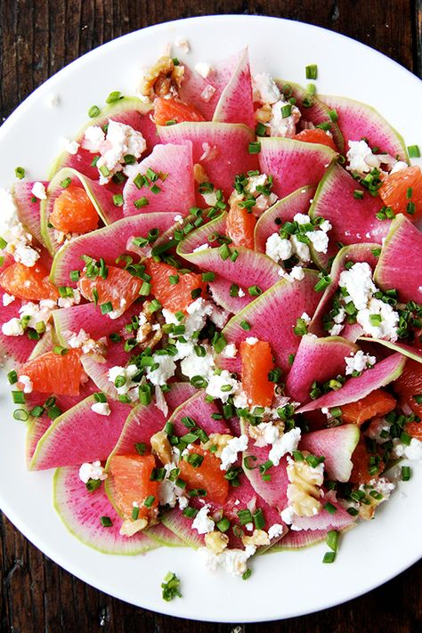 This goat cheese salad is a mix of watermelon radishes, Cara Cara oranges, toasted walnuts and goat cheese, dressed with shallots, olive oil, and chives. Watermelon Radish Salad, Resep Salad, Radish Recipes, Watermelon Radish, Radish Salad, Goat Cheese Salad, God Mat, Cheese Salad, Toasted Walnuts