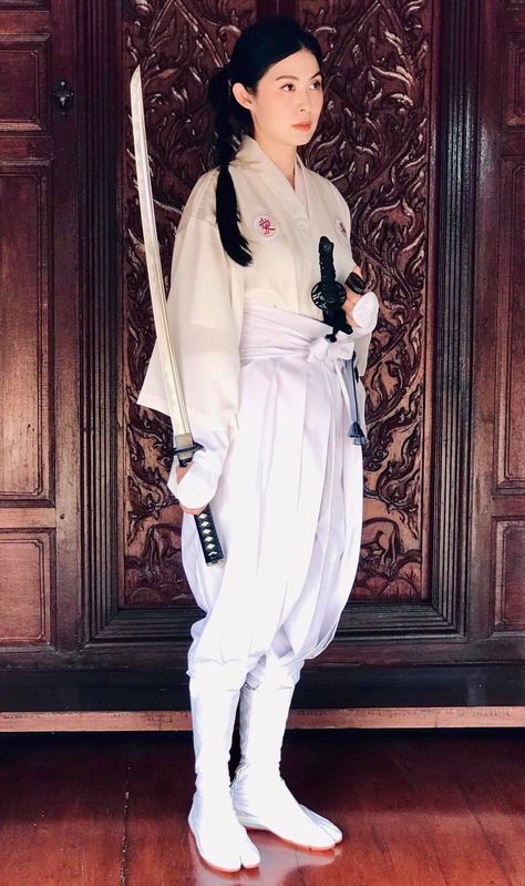 Japanese Martial Arts Clothing, White Ninja Outfit, Female Swordsman Pose, Samurai Outfit Women, Female Samurai Outfit, Shinobi Outfit, Woman Ninja, Japanese Ronin, Female Swordsman