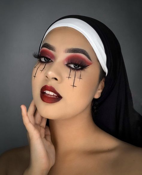 Woman Saw Costume, Nun Makeup Halloween Pretty, Nun Halloween Costumes Makeup, Nun Makeup Halloween, Gothic Halloween Makeup, Maquillage Halloween Simple, Halloweenský Makeup, Holloween Makeup, Classy Halloween Costumes