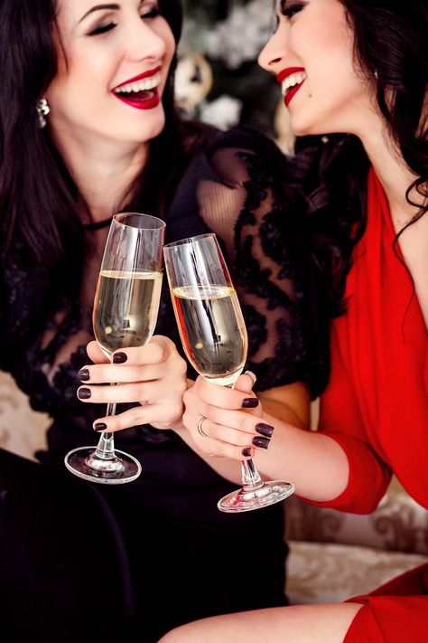 Champagne Photography Woman, Scene Friends, Fairy Light Photography, Women Drinking Wine, Friendship Photoshoot, Cocktail Photography, Night Bar, Sisters Photoshoot, Couple Painting