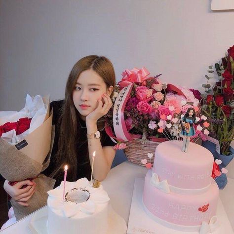 Rosé Girlfriend Material, Rosé Blackpink Aesthetic, Happy Birthday Rose, Rosé Birthday, Birthday Roses, Female Idols, Rose Blackpink, Rose Park, Creative Activities For Kids