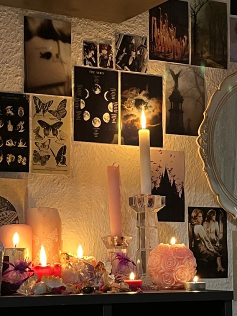 Aesthetic Altar, Girly Witch Aesthetic, Coquette Witch, Coquette Witch Aesthetic, Witch Aesthetic Bedroom, Spiritual Bedroom, Vampire Room, Spiritual Altar, Witchy Room