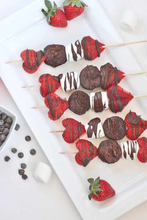 Jen Andric's (@jgoemans) Strawberry Brownie Kabobs! Inspired by: http://www.ericasweettooth.com/2013/07/strawberry-brownie-kabobs.html Strawberry Brownie Kabobs, Brownie Kabobs, Strawberry Brownie, Dessert Kabobs, Strawberry Brownies, Raspberry Brownies, Adventure Seeker, Valentines Day Dinner, Paleo Treats