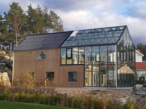 Garden Glass Room, Dröm Hus Planer, Modern Wooden House, Home Greenhouse, Glass Room, House In Nature, Glass Roof, Earthship, Eco House