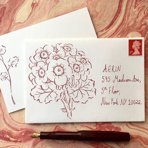 ISLA SIMPSON X AERIN Pelargonium envelope correspondence sets available from aerin.com Pretty Envelope Art, Letter Cards Ideas, Pretty Letter Ideas, Cute Hand Written Letters, Cute Letter Envelope, Letter Aesthetic Envelope, Wedding Envelope Ideas, Envelope Art Drawing, Cute Love Letter Envelope