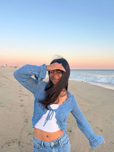 Beach Picture Inspo Aesthetic, Pose Idea In Beach, Pose Ideas One Person, Photoshoot Beach Aesthetic, Instagram Photo Ideas Beach, Summer Insta Ideas, Insta Pic Ideas Beach, Beach Sunrise Outfit, Poses For Lake Pictures